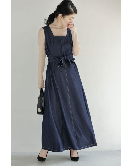 スクエアネックの柔らかなデニム調ロングワンピース(ベルト付き)