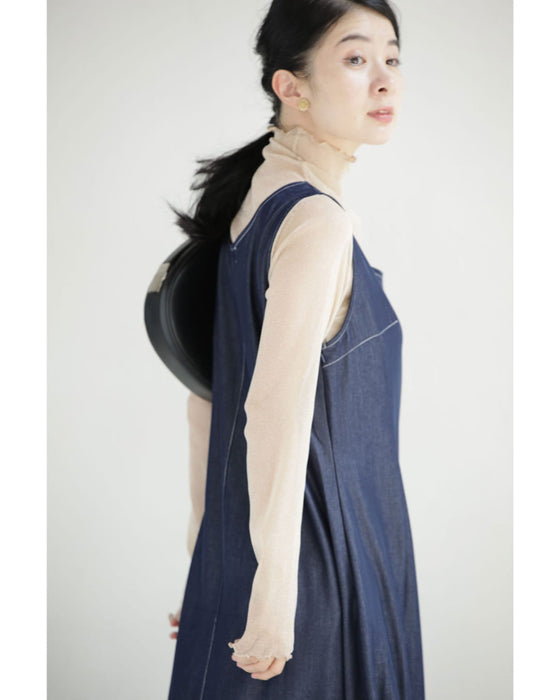 スクエアネックの柔らかなデニム調ロングワンピース(ベルト付き)