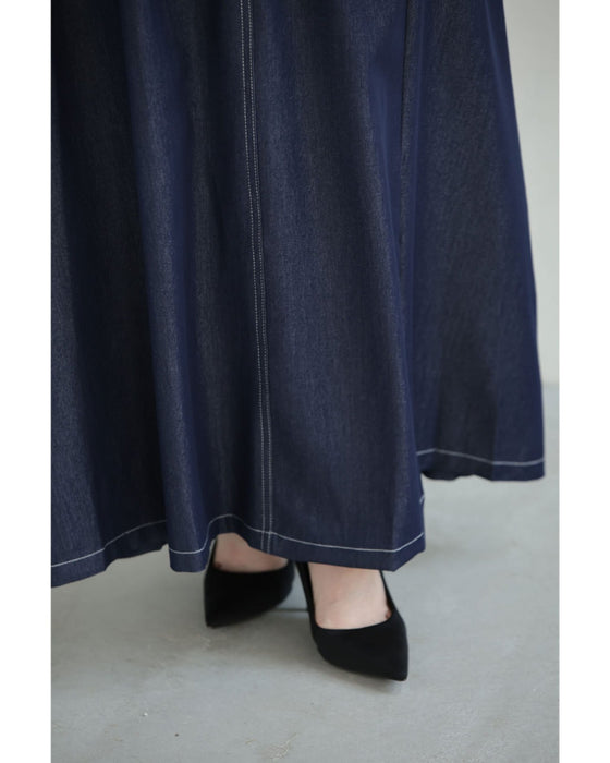 スクエアネックの柔らかなデニム調ロングワンピース(ベルト付き)