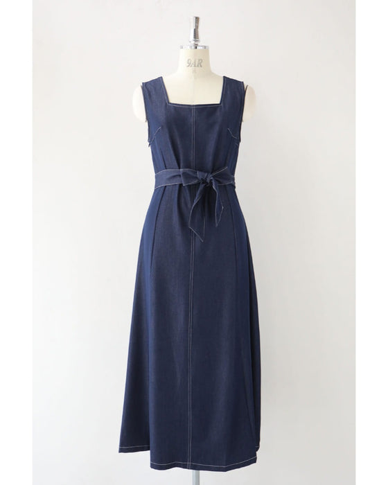スクエアネックの柔らかなデニム調ロングワンピース(ベルト付き)