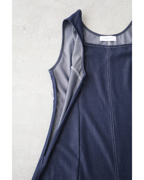 スクエアネックの柔らかなデニム調ロングワンピース(ベルト付き)