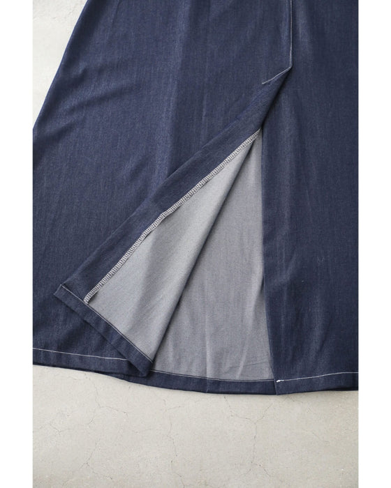 スクエアネックの柔らかなデニム調ロングワンピース(ベルト付き)