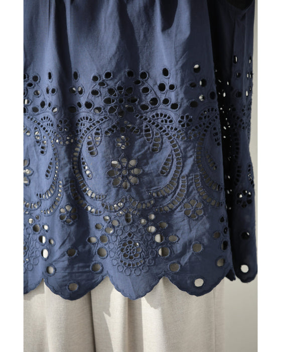 日差しに透けるパンチングレースのブラウストップス