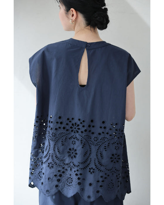 日差しに透けるパンチングレースのブラウストップス