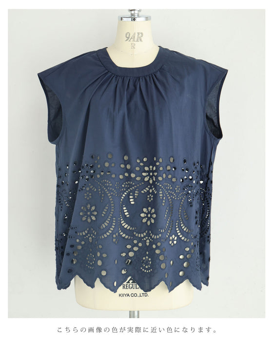 日差しに透けるパンチングレースのブラウストップス