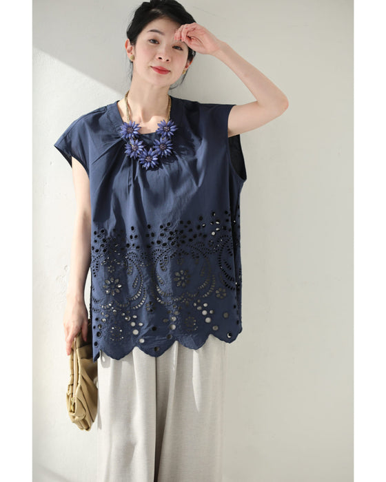 日差しに透けるパンチングレースのブラウストップス