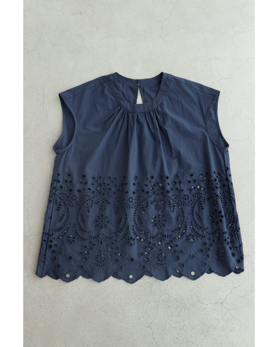 日差しに透けるパンチングレースのブラウストップス