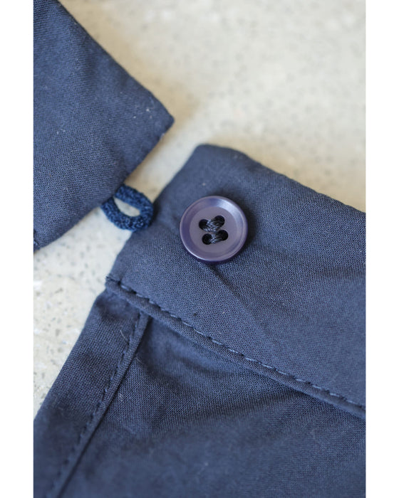 日差しに透けるパンチングレースのブラウストップス