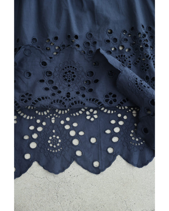 日差しに透けるパンチングレースのブラウストップス