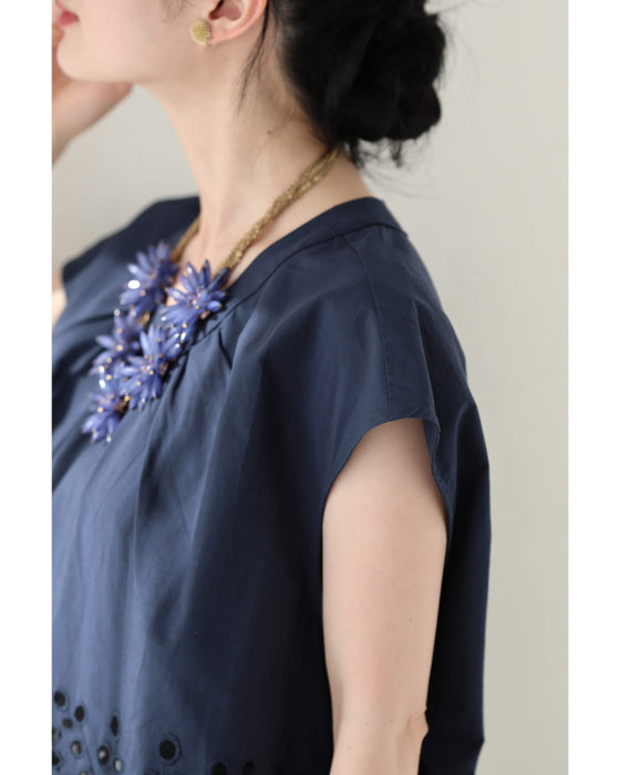 日差しに透けるパンチングレースのブラウストップス