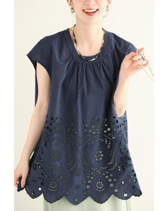 日差しに透けるパンチングレースのブラウストップス