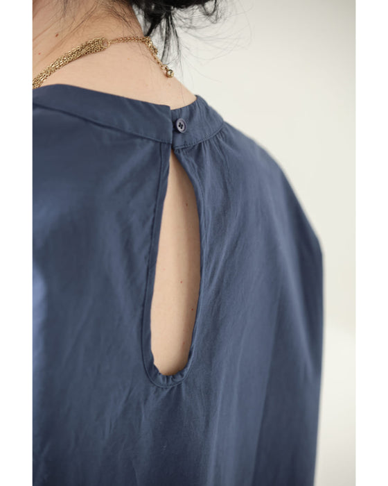 日差しに透けるパンチングレースのブラウストップス