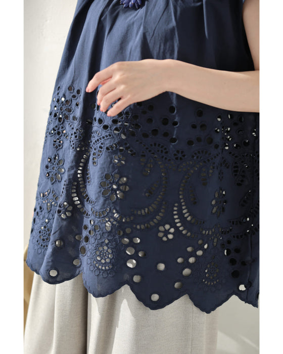 日差しに透けるパンチングレースのブラウストップス