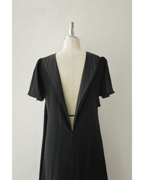 アシンメトリーな重なるフレアデザインロングワンピース(コサージュベルト付き)