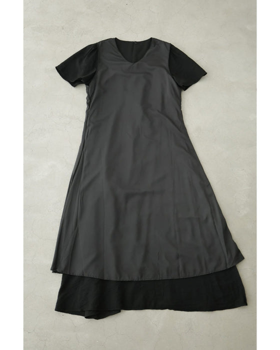 アシンメトリーな重なるフレアデザインロングワンピース(コサージュベルト付き)