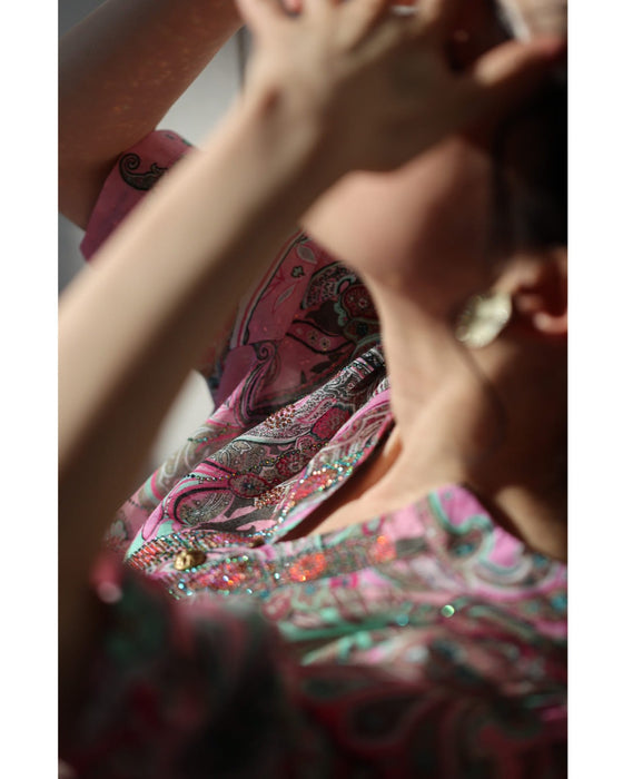 ビジュー輝く彩りスカーフ柄ブラウストップス