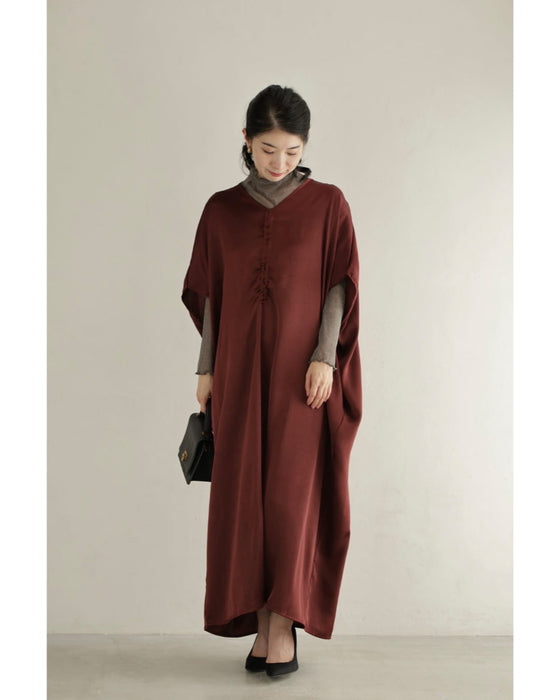 絞って雰囲気を変えられるフロントシャーリングの艶ロングワンピース