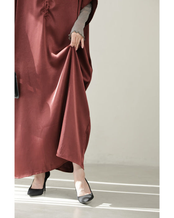 絞って雰囲気を変えられるフロントシャーリングの艶ロングワンピース