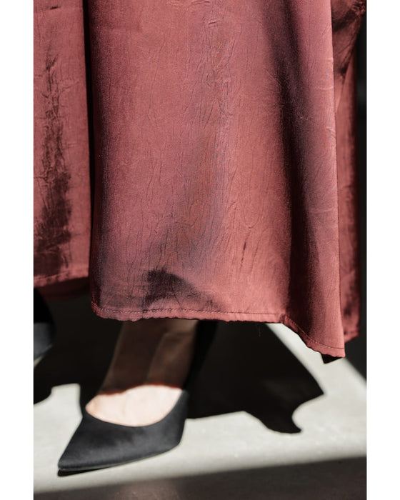 絞って雰囲気を変えられるフロントシャーリングの艶ロングワンピース