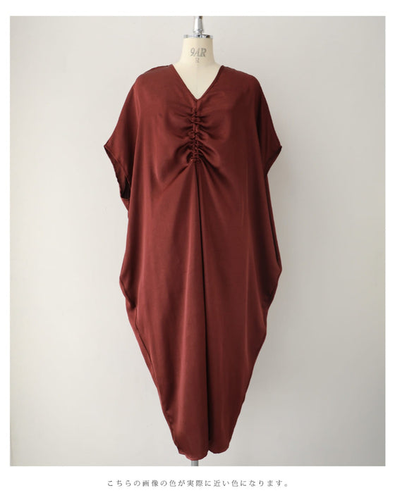 絞って雰囲気を変えられるフロントシャーリングの艶ロングワンピース