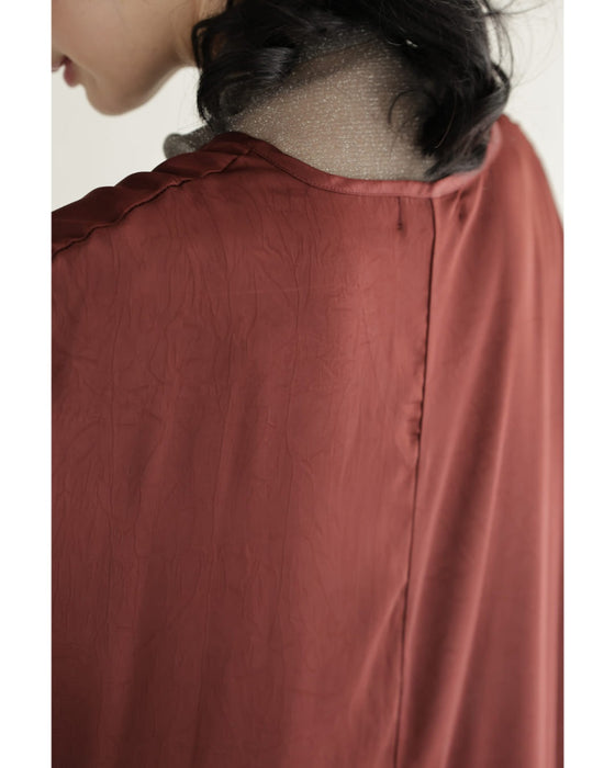 絞って雰囲気を変えられるフロントシャーリングの艶ロングワンピース