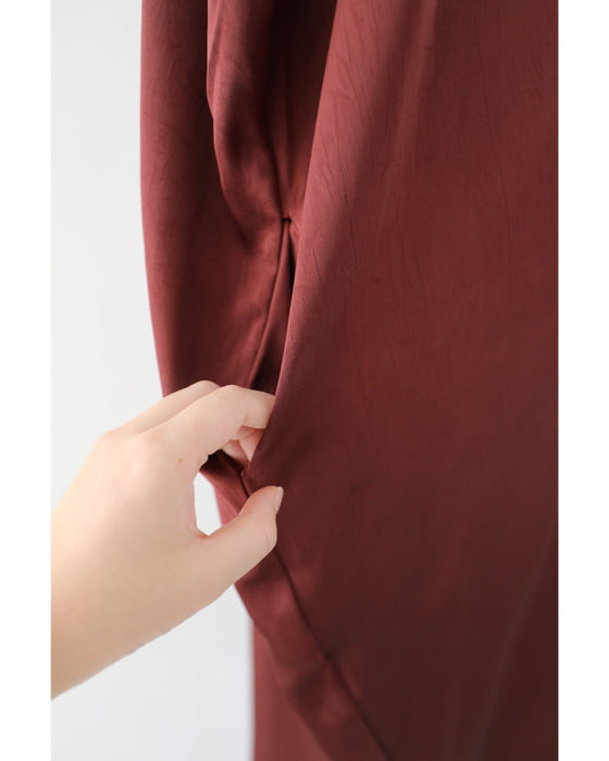 絞って雰囲気を変えられるフロントシャーリングの艶ロングワンピース