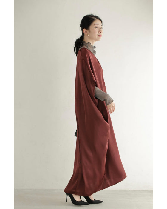 絞って雰囲気を変えられるフロントシャーリングの艶ロングワンピース