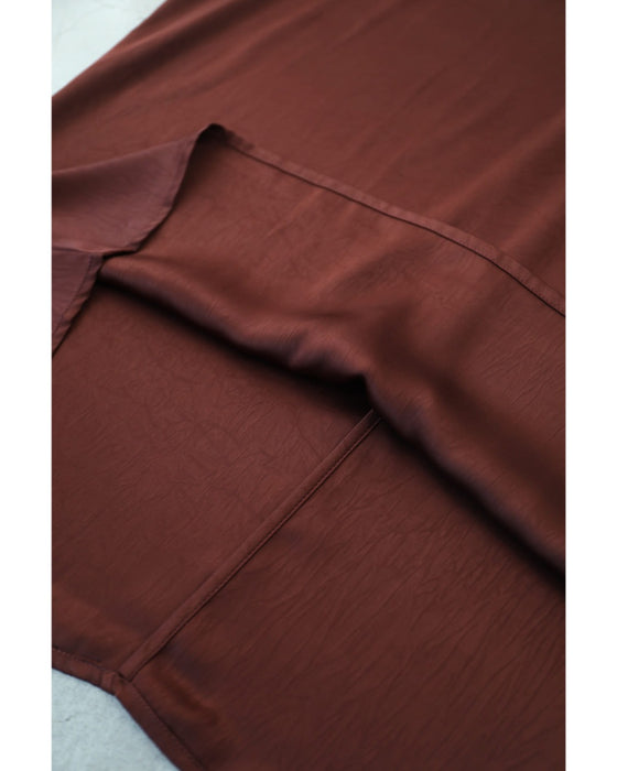 絞って雰囲気を変えられるフロントシャーリングの艶ロングワンピース