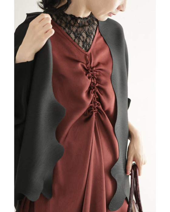 絞って雰囲気を変えられるフロントシャーリングの艶ロングワンピース