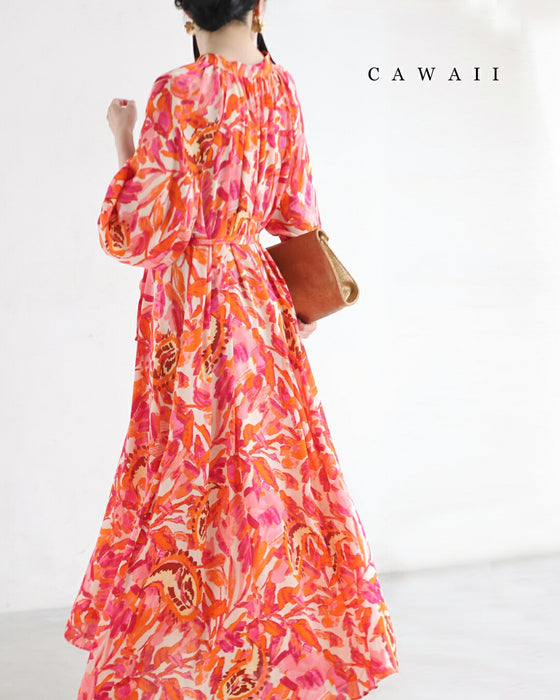 エネルギッシュな色を纏うフラワーパターンロングワンピース（紐リボン付き）