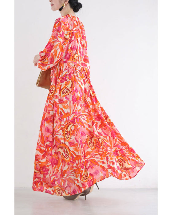 エネルギッシュな色を纏うフラワーパターンロングワンピース（紐リボン付き）
