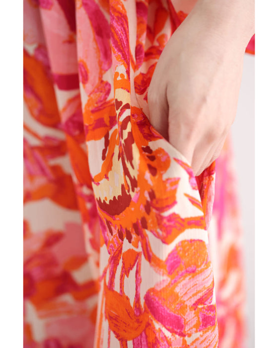 エネルギッシュな色を纏うフラワーパターンロングワンピース（紐リボン付き）