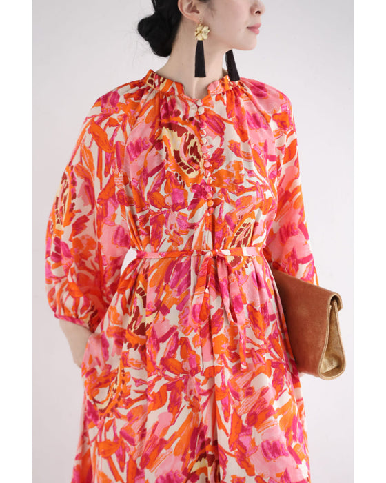 エネルギッシュな色を纏うフラワーパターンロングワンピース（紐リボン付き）