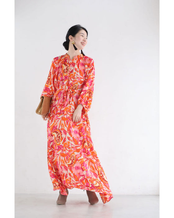 エネルギッシュな色を纏うフラワーパターンロングワンピース（紐リボン付き）
