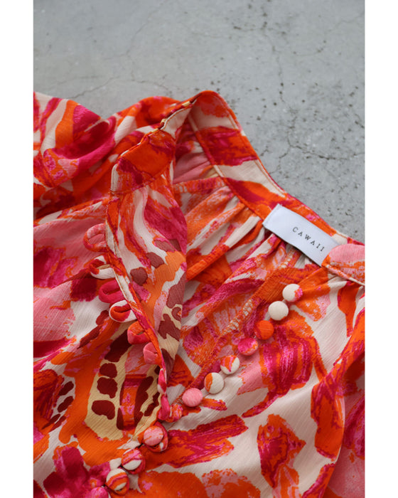 エネルギッシュな色を纏うフラワーパターンロングワンピース（紐リボン付き）