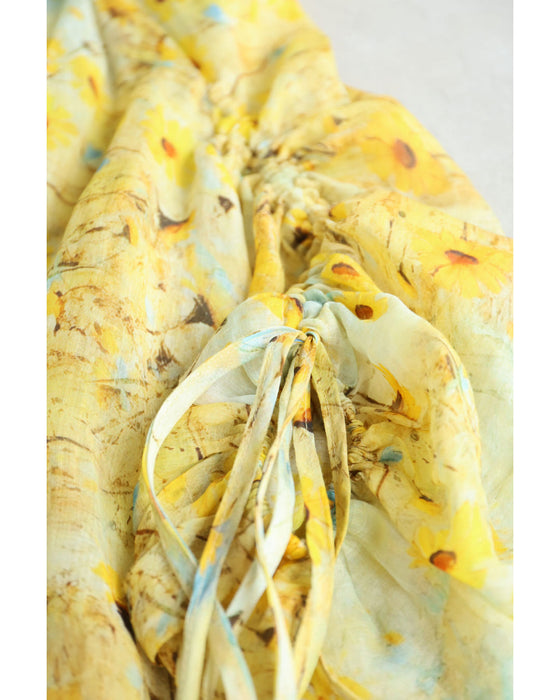 日差しに揺れるマーガレットのシアーブラウストップス