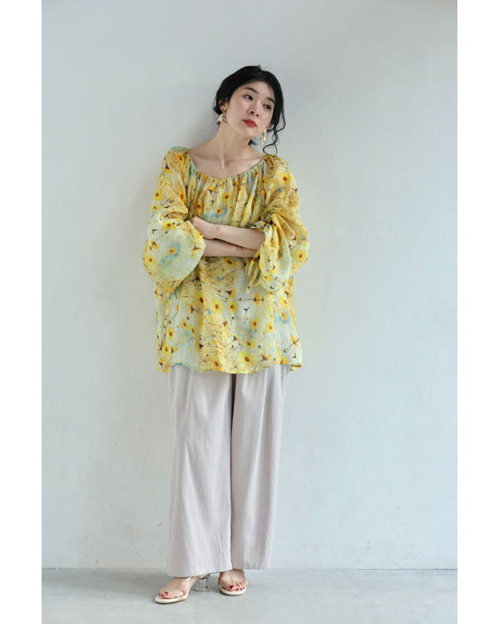 日差しに揺れるマーガレットのシアーブラウストップス