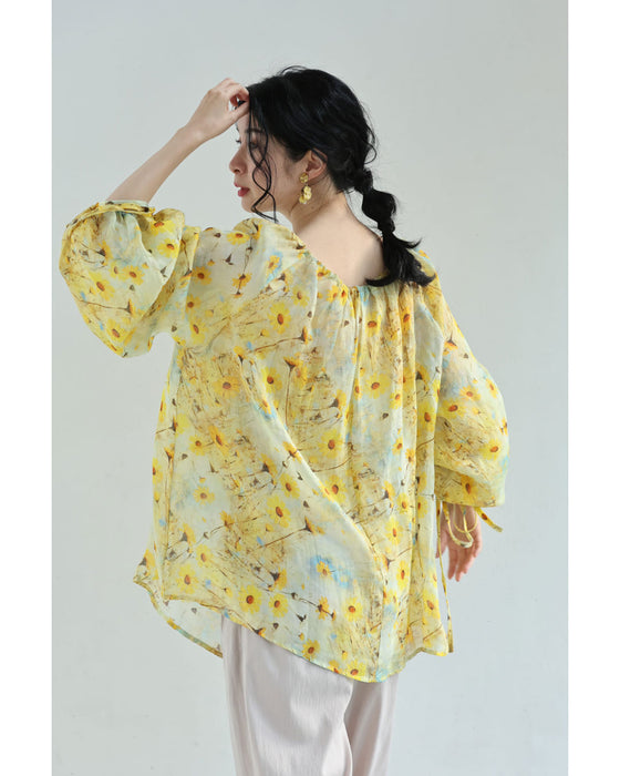 日差しに揺れるマーガレットのシアーブラウストップス