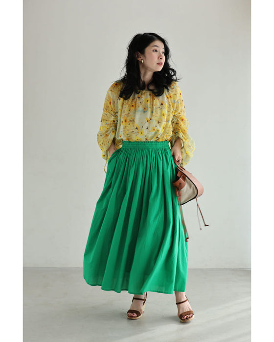 日差しに揺れるマーガレットのシアーブラウストップス