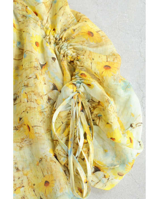 日差しに揺れるマーガレットのシアーブラウストップス