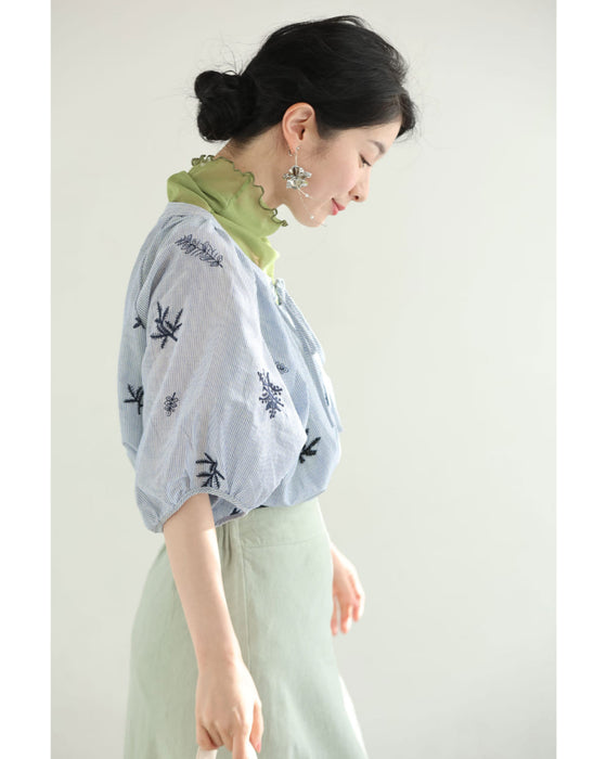 ビジュー輝く植物刺繍ストライプブラウストップス