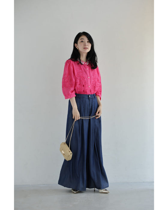 刺繍浮かぶ華やかピンクのビジューネックシャツトップス