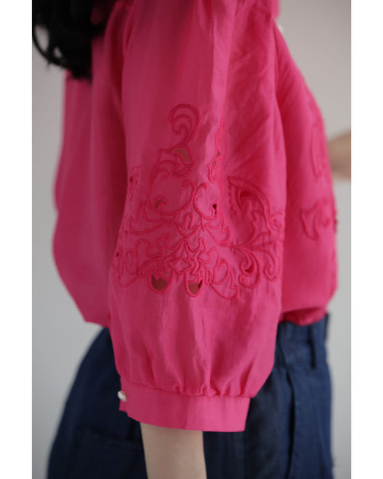 刺繍浮かぶ華やかピンクのビジューネックシャツトップス