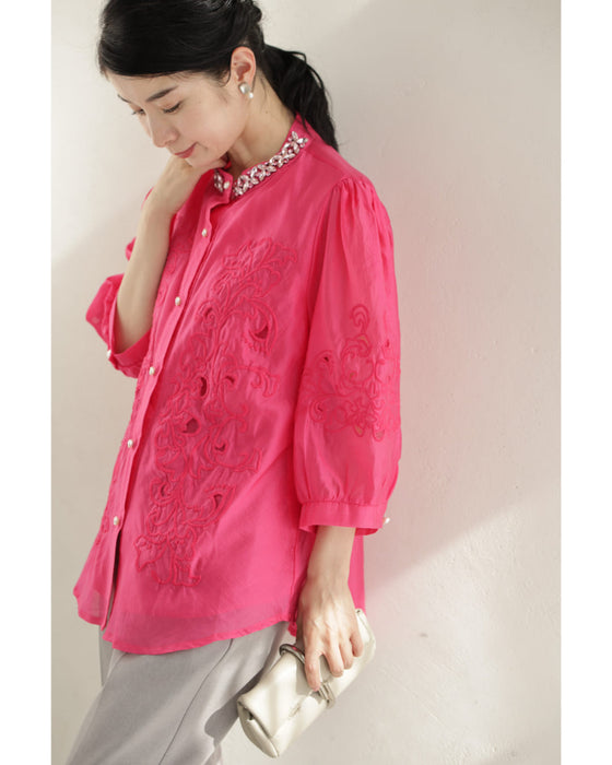 刺繍浮かぶ華やかピンクのビジューネックシャツトップス