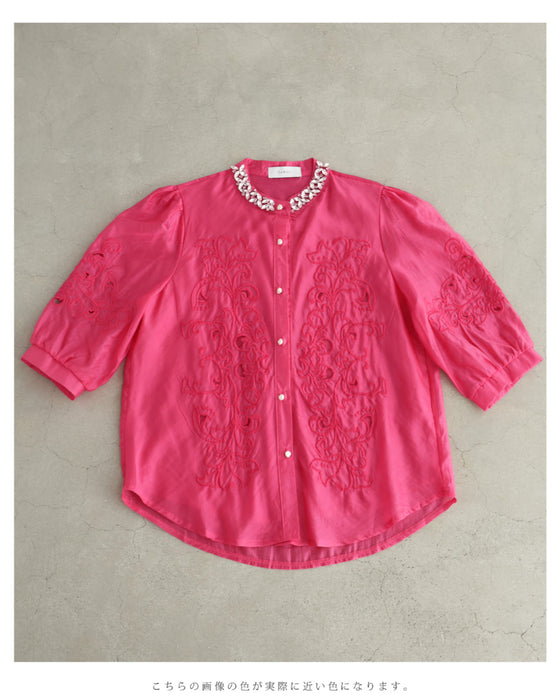 刺繍浮かぶ華やかピンクのビジューネックシャツトップス