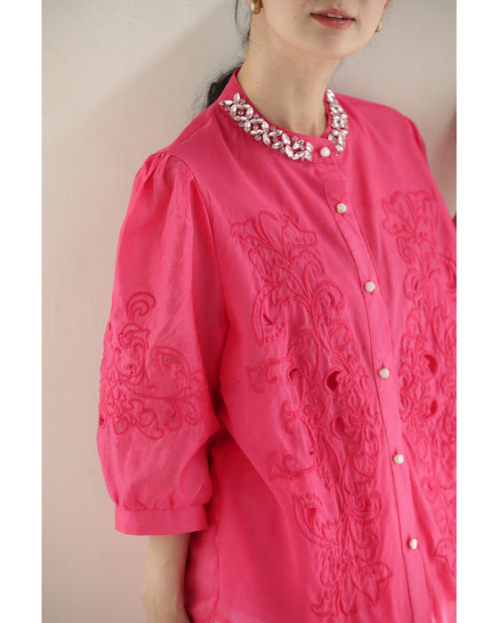 刺繍浮かぶ華やかピンクのビジューネックシャツトップス