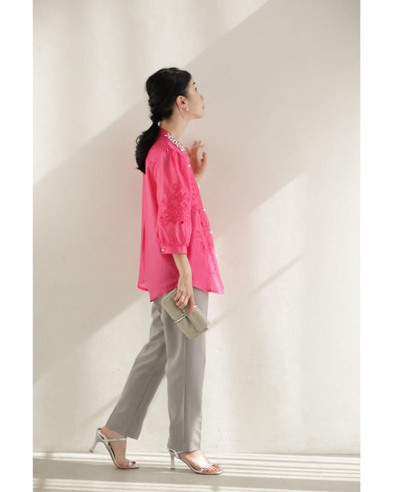 刺繍浮かぶ華やかピンクのビジューネックシャツトップス