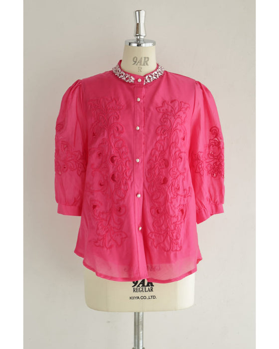 刺繍浮かぶ華やかピンクのビジューネックシャツトップス