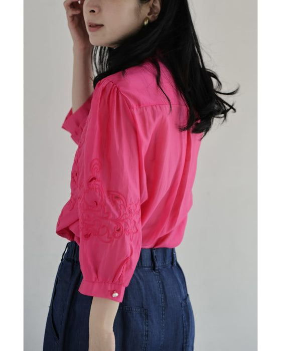 刺繍浮かぶ華やかピンクのビジューネックシャツトップス