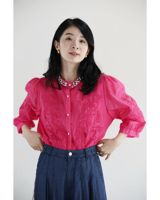 刺繍浮かぶ華やかピンクのビジューネックシャツトップス